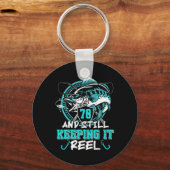 70th Birthday Fishing Funny 70 Still Keeping It Re Sleutelhanger (Voorkant)