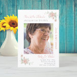 70th Birthday Floral Photo Invitation Kaart<br><div class="desc">Een moderne en minimalistische uitnodiging voor 70e verjaardag. Ons collectie elegante verjaardagsuitnodigingen design betekent dat je kunt garanderen dat RSVP. De zachte pastelroze florale touches zijn subtiel om de radiantie van uw foto door te laten schijnen.</div>