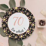 70th Birthday Funny 70 wat Motivatie Papieren Bordje<br><div class="desc">Roze en beige papieren borden voor iemand die 70e verjaardag viert. Het komt met een grappig en motivatie citaat - 70 dus wat, en is perfect voor een persoon met een gevoel van humor. De papieren borden hebben een mooi bloempatroon met roze en gele bloemen op een zwarte achtergrond. De...</div>