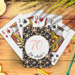70th Birthday Funny 70 wat Motivatie Pokerkaarten<br><div class="desc">Deze speelkaarten hebben een bloempatroon en zijn perfect voor iemand die de 70ste verjaardag viert. Ze komen met een grappig en motivatie citaat 70, dus wat, en zijn perfect voor een persoon met een gevoel van humor. De speelkaarten hebben een mooi bloempatroon met roze en gele bloemen op een zwarte...</div>