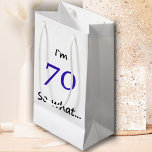 70th Birthday Funny I'm 70 Klein Cadeauzakje<br><div class="desc">Een geweldige geschenkzak voor iemand die 70ste verjaardag viert. Het komt met een grappig citaat Ik`m 70 dus wat!,  en is perfect voor een persoon met een gevoel van humor.</div>