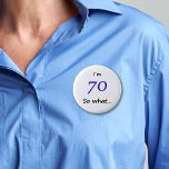 70th Birthday Funny I'm 70 Ronde Button 5,7 Cm<br><div class="desc">Een geweldige knop voor iemand die 70ste verjaardag viert. Het komt met een grappig citaat Ik`m 70 dus wat!,  en is perfect voor een persoon met een gevoel van humor.</div>