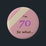 70th Birthday Funny I'm 70 Ronde Button 5,7 Cm<br><div class="desc">Een geweldige knop voor iemand die 70e verjaardag viert. Het komt met een grappig citaat dat ik 70 ben,  dus wat!,  en perfect voor een persoon met een gevoel van humor.</div>