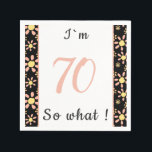 70th Birthday Funny I'm 70 zo Motivatie Servet<br><div class="desc">Roze en beige papieren luiers voor iemand die 70ste verjaardag viert. Het komt met een grappig en motivatie citaat dat ik 70 ben, dus wat, en perfect voor een persoon met een gevoel van humor. De papieren luiers hebben een mooi bloempatroon met roze en gele bloemen op een zwarte achtergrond....</div>