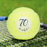 70th Birthday Funny I'm 70 zo Motivatie Tennisballen<br><div class="desc">Deze tennisballen zijn perfect voor iemand die 70ste verjaardag viert. Ze komen met een grappig en motivatie citaat 70,  dus wat,  en zijn perfect voor een persoon met een gevoel van humor. Geweldig als cadeau. U kunt het leeftijdsnummer wijzigen.</div>