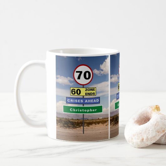 70th Birthday Funny Road Trip Signs Voeg Jouw naam Koffiemok (Met donut)