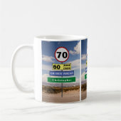 70th Birthday Funny Road Trip Signs Voeg Jouw naam Koffiemok (Links)