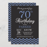 70th Birthday Invitation Black and Blue Kaart<br><div class="desc">70e verjaardag uitnodiging met zwarte en blauwe Chevron. Chalkboard. Volwassen verjaardag. Man of vrouwen uitgenodigd. Voor verdere aanpassing,  te klikken gelieve de knoop "van de Aanpassing het"en ons ontwerphulpmiddel te gebruiken om deze sjabloon te wijzigen.</div>