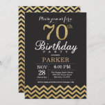 70th Birthday Invitation Black en Gold Glitter Kaart<br><div class="desc">70e verjaardag Uitnodiging met Black en Gold Glitter Chevron. Chalkboard. Volwassen verjaardag. Man of vrouwen uitgenodigd. Voor verdere aanpassing,  te klikken gelieve de knoop "van de Aanpassing het"en ons ontwerphulpmiddel te gebruiken om deze sjabloon te wijzigen.</div>