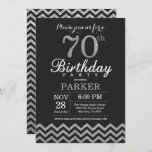 70th Birthday Invitation Black en Silver Glitter Kaart<br><div class="desc">70e verjaardag uitnodiging met Black en Silver Glitter Chevron. Chalkboard. Volwassen verjaardag. Man of vrouwen uitgenodigd. Voor verdere aanpassing,  te klikken gelieve de knoop "van de Aanpassing het"en ons ontwerphulpmiddel te gebruiken om deze sjabloon te wijzigen.</div>