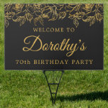 70th Birthday Luxe Gold Roos Black Welkomstplaats Tuinbord<br><div class="desc">Zet de toon voor uw 70ste verjaardagsfeestje met deze Gold Roos Welcome Yard Sign showstopper. De gouden tekst op de dramatische zwarte achtergrond poppen echt en de gouden rozen rand maakt een zeer gedurfde uitspraak. Alle tekst is bewerkbaar, dus u kunt alleen de juiste woorden kiezen om precies de juiste...</div>
