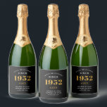 70th Birthday Name 1952 Black Gold Elegant Chic Sparkling Wijnetiket<br><div class="desc">Een gepersonaliseerd elegant mousserend wijnetiket dat gemakkelijk is aan te passen voor die speciale gelegenheid.</div>