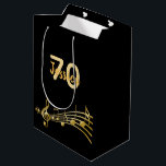 70th Birthday party black gold muzieknoten name Medium Cadeauzakje<br><div class="desc">Chique zwarte achtergrond met faux gouden muzieknoten voor een 70e verjaardag. Sjablonen voor de leeftijd van 70 jaar en naam. De naam is geschreven in een handgeschreven script. Gouden letters en cijfers.</div>