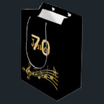 70th Birthday party black gold muzieknoten name Medium Cadeauzakje<br><div class="desc">Chique zwarte achtergrond met faux gouden muzieknoten voor een 70e verjaardag. Sjablonen voor de leeftijd van 70 jaar en naam. De naam is geschreven in een handgeschreven script. Gouden letters en cijfers.</div>