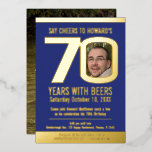 70th Birthday party blue gold folie foto bier Folie Uitnodiging<br><div class="desc">Vet eenvoudig grafisch zeggen Cheers met donkerblauw, en gouden folie of uw eigen het malplaatje van de de kleurenfoto van de folie 70e verjaardagsuitnodiging. Pas deze mijlpaalverjaardagsuitnodiging aan met de details van je eigen verjaardagsfeestje, en foto's van je verjaardagsjongen of -meisje in het midden van 0 op 70 en één...</div>