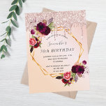 70th Birthday roos Gold glitter florals uitnodigin Briefkaart<br><div class="desc">Op de voorkant: Een uitnodiging voor een 70 jaar oud, 70ste verjaardagsfeest. Een rozen gouden, blush roze gekleurde ombre achtergrond met een faux goud geometrisch lijst. Versierd met paarse en bordeauxrode bloemen, rozen en veren in boho-stijl. Faux roos gouden glitter druppels. Sjablonen voor een naam en partijgegevens. De naam is...</div>