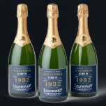 70th Birthday Voeg naam 1952  Blue Gold toe Sparkling Wijnetiket<br><div class="desc">Een gepersonaliseerd klassiek mousserend wijnflesetiket ontwerp voor dat verjaardagsfeest. Voeg de naam toe aan dit retro stijl blauw, wit en goud ontwerp voor een verjaardagscadeau op maat. Bewerk eenvoudig de naam en het jaar met de sjabloon. Meer geschenken en feestartikelen voor die feestviering zijn verkrijgbaar met het "Legendarische" ontwerp in...</div>