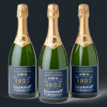 70th Birthday Voeg naam 1952  Blue Gold toe Sparkling Wijnetiket<br><div class="desc">Een gepersonaliseerd klassiek mousserend wijnflesetiket ontwerp voor dat verjaardagsfeest. Voeg de naam toe aan dit retro stijl blauw, wit en goud ontwerp voor een verjaardagscadeau op maat. Bewerk eenvoudig de naam en het jaar met de sjabloon. Meer geschenken en feestartikelen voor die feestviering zijn verkrijgbaar met het "Legendarische" ontwerp in...</div>