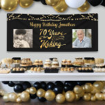 70th Birthday Zwart Goud String Lights Foto's Spandoek<br><div class="desc">Show Vier een 70ste verjaardag met dit zwarte en gouden feestbanner bord met snaarlampen met een retro typografie titelontwerp van 70 JAAR IN DE MAAK dat hun geboortejaar als onderdeel van het ontwerp, 2 foto's (leuk om Toen en Nu foto's op te nemen) en uw gepersonaliseerde aangepaste bericht (de voorbeeldfoto's...</div>