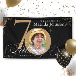 70th Verjaardag Goud Zwart Kalligrafie Aangepaste  Spandoek<br><div class="desc">70th Verjaardag Goud Zwart Kalligrafie Custom Foto Banner. Een elegant ontworpen speciale verjaardagsviering-uitnodiging,  met een aangepaste foto van een verjaardagspersoon en scriptkalligrafie met  bloeielementen. Eenvoudig genoeg om te matchen met andere thema's en kleuren! Hulp nodig? Neem gewoon contact met mij op!</div>