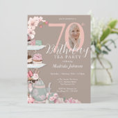 70th Verjaardag Thee Party Roze Bloemen Custom Fot Kaart (Staand voorkant)
