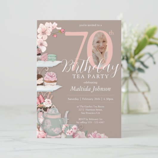 70th Verjaardag Thee Party Roze Bloemen Custom Fot Kaart (Staand voorkant)