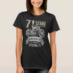 71 jaar en nog steeds op 2 wielen loving it 71th b t-shirt