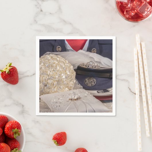 7263-Militaire bruiloft met boeket en ringen Servet (Insitu)