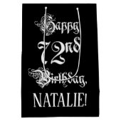 72e verjaardag: Fancy, elegant script + aangepaste Medium Cadeauzakje (Achterkant)