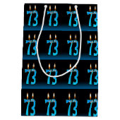 73e verjaardag met oogkaarsen medium cadeauzakje (Achterkant)