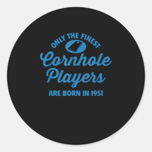 74 jaar oude Cornhole speler 1951 74e verjaardag Ronde Sticker
