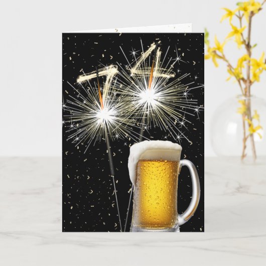74e Verjaardag Sparklers Met Bier Mok Kaart (Gele Bloem)