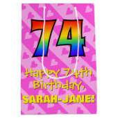 74e verjaardag: vuurroze kunststaven; regenboog 74 medium cadeauzakje (Achterkant)