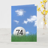 74ste verjaardag, golfbal in gras kaart (Gele Bloem)