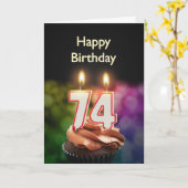 74ste verjaardag met taart en kaarsen kaart (Gele Bloem)