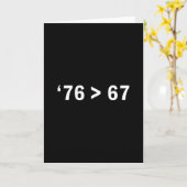76 > 67 Zelf-evidente minimalistische wiskundegrap Kaart (Gele Bloem)