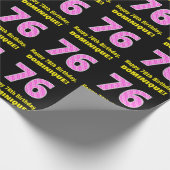 76e verjaardag: roze strepen en harten "76" + naam cadeaupapier (Hoek)