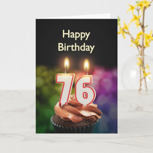 76ste verjaardag met taart en kaarsen kaart (Gele Bloem)