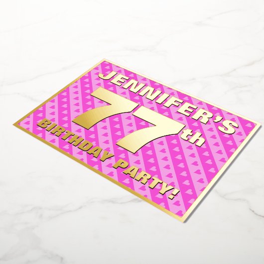 77e Birthday Party — Fun roze harten en stripes Folie Uitnodiging (Gedraaid)