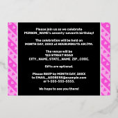 77e Birthday Party — Fun roze harten en stripes Folie Uitnodiging (Achterkant)