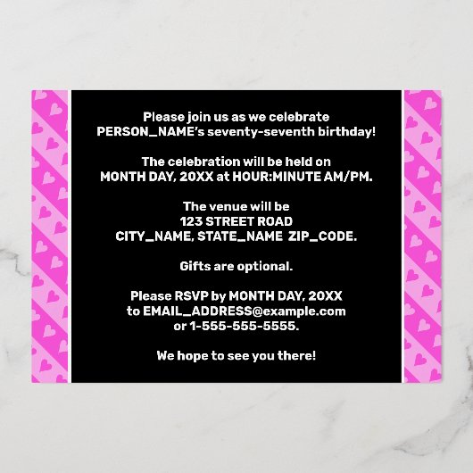 77e Birthday Party — Fun roze harten en stripes Folie Uitnodiging (Achterkant)