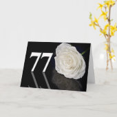 77e verjaardag Kaart met een klassieke witte roos (Gele Bloem)