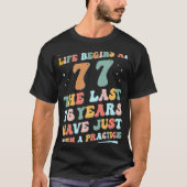 77e verjaardag Man Vrouw 2023 Het Groovy leven beg T-shirt (Voorkant)
