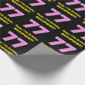 77e verjaardag: roze strepen en harten "77" + naam cadeaupapier (Hoek)