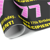 77e verjaardag: roze strepen en harten "77" + naam cadeaupapier (Rol Hoek)