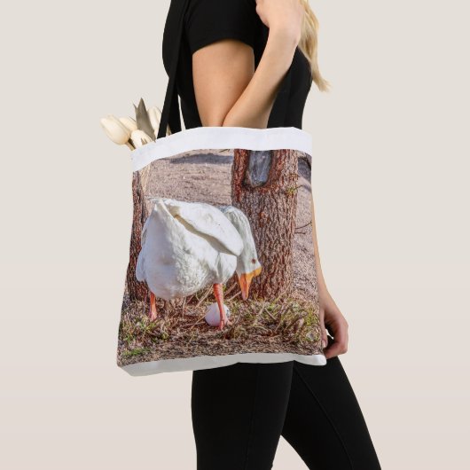 7928 - Witte gans die over het ei staat Tote Bag (Dichtbij)