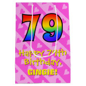 79e verjaardag: vuurroze kunststaven; regenboog 79 medium cadeauzakje (Achterkant)