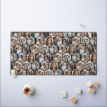 7 Fotocollage - funky zeshoekig patroon - zwart Bureaumat<br><div class="desc">Deze leuke fotomontage omvat een plek voor 7 afbeeldingen. Het raster bevat een raster van zeshoekige foto's met veel ruimte om je favoriete feestfoto's toe te voegen. Vierkante foto's werken het beste met deze sjabloon. Voeg je favoriete foto's toe aan deze leuke sjabloon. U kunt vierkante foto's of foto's gebruiken...</div>