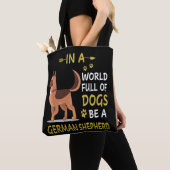 7 In een wereld vol honden wees een Duitse herder Tote Bag (Dichtbij)