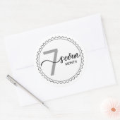 7 maanden Klassieke ronde Sticker (Envelop)